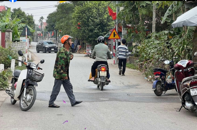 TRƯƠNG ĐỊNH - Tiện ích đày đủ -  Ngõ thông -  Ô tô đỗ cửa - Gần trường, gần chợ Diện tích 40 m2 x 3 tầng x 4 ngủ. Sổ đỏ chính chủ cất két sẵn sàng giao dịch. Liên hệ SĐT 0833639835 để được tư vấn và xem nhà.